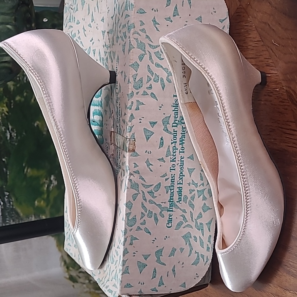New in box! Highlights Dyeables Womens 6.5 Wide formal dress shoes heels